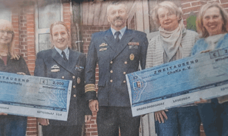 Fregattenkapitän Rolf Hoppe und Stabsbootsmann Jennifer K. überreichen jeweils 2.000 Euro an Sandra Fischer vom Demenz-Netz sowie Marianne Janss und Gundel Lange vom Verein „ChaKA“.