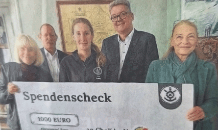 Scheckübergabe des Marinearsenals Wilhelmshaven: Arsenal-Direktor Rainer Sacher überreicht gemeinsam mit dem Team der Ausbildungswerkstatt einen Spendenscheck über 1.000 Euro an den Verein ChaKA e.V. – Chancen für Kinder im Alltag.