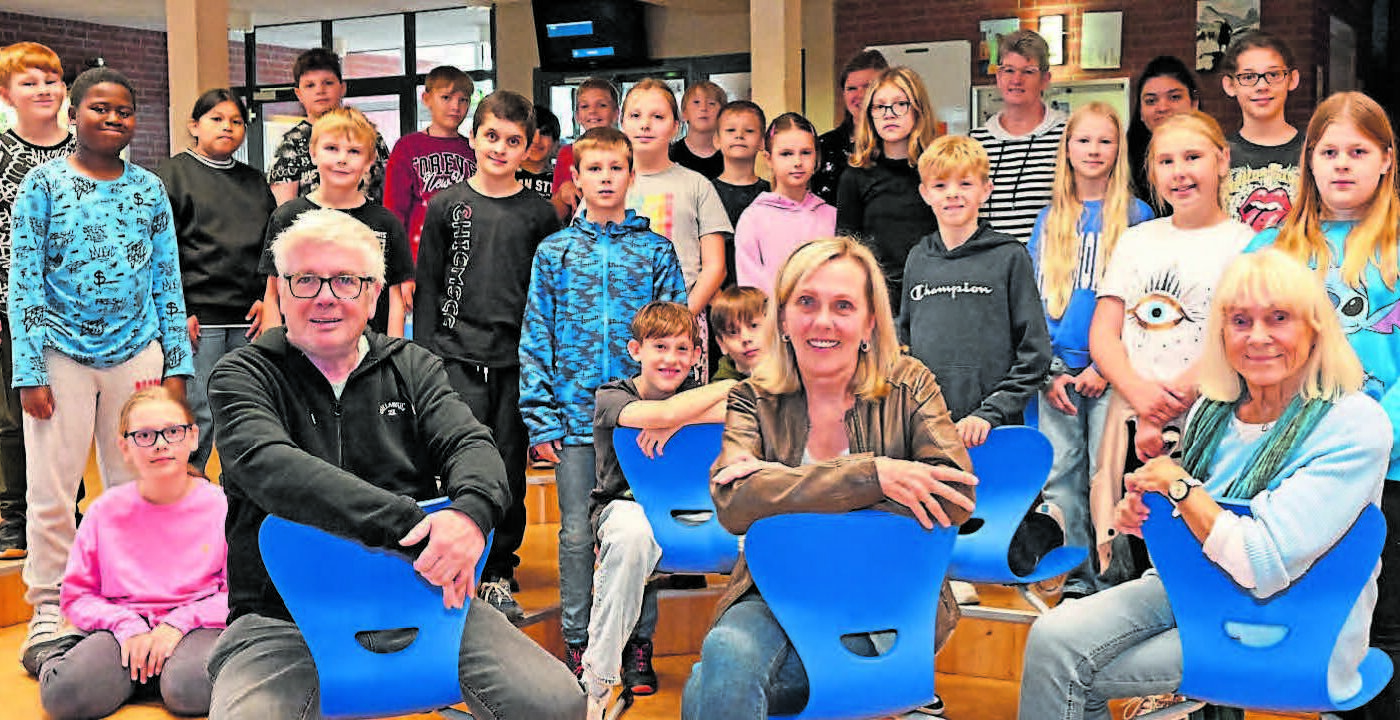 Bild: Frank Fuhrmann (Julabü Wilhelmshaven) (v.l.), Marianne Janss und Christa Marxfeld-Paluszak (beide ChaKA) freuen sich über die erfolgreiche Umsetzung des Projekts „Kompetenzförderung für Kinder“. [Fotograf: Björn Lübbe]