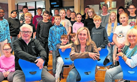 Bild: Frank Fuhrmann (Julabü Wilhelmshaven) (v.l.), Marianne Janss und Christa Marxfeld-Paluszak (beide ChaKA) freuen sich über die erfolgreiche Umsetzung des Projekts „Kompetenzförderung für Kinder“. [Fotograf: Björn Lübbe]