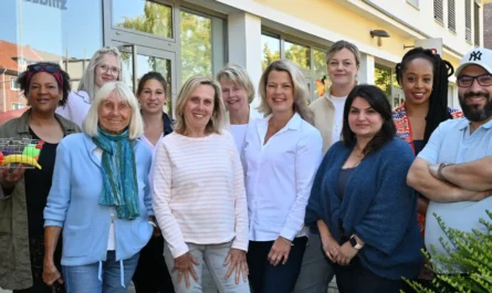 Wollen Kindern den Schulstart in Wilhelmshaven erleichtern: Esther Bläser (von links), Jasmin Broz, Christa Marxfeld-Paluszak, Freia Bergenthum, Marianne Janss, Gudrun Lange, Kathrin Draschar, Elke Bratzke, Suzi Tafla-Taki, Sameria Bodom und Khaled Dbouk.